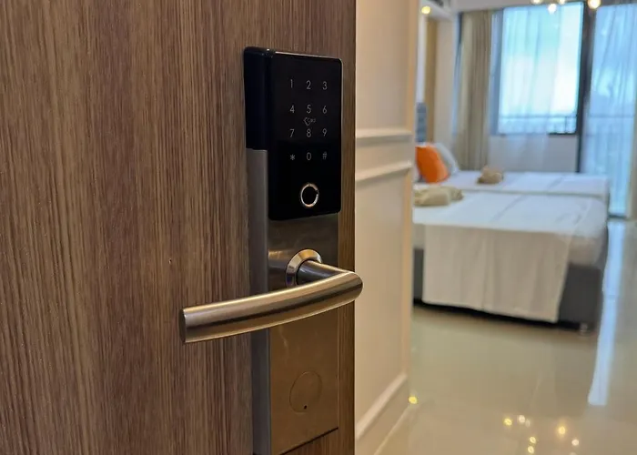 Shore 2 Residences Rm 19106 Pool View By Prime Moa